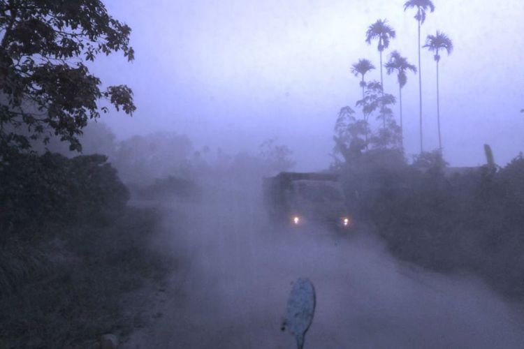 desa gelap kabut sinabung detik-bola